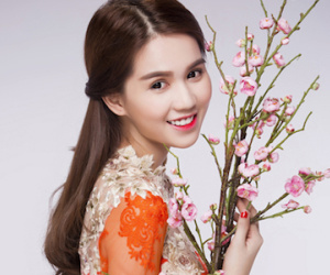 Ngọc Trinh, Linh Chi dịu dàng trong áo dài xuân