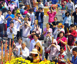 Người Sài Gòn đi chùa, phóng sinh cầu xuân an lành
