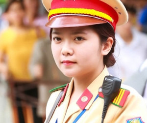 Những bóng hồng đứng chốt giờ cao điểm