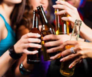 Sai lầm phổ biến gây hại khi ăn uống ngày Tết