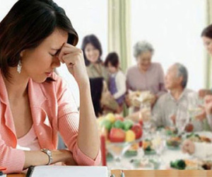 Choáng váng nhìn chồng cầm 50 triệu biếu mẹ chồng tiêu Tết