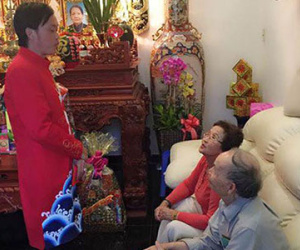 Hoài Linh bật khóc, ôm chầm lấy mẹ trong ngày đầu năm mới