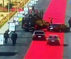 Người dân bức xúc vì thảm đỏ dài 4km để đón lãnh đạo