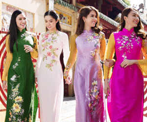 Ngọc Trinh diện áo dài đi chùa cùng "đàn em"