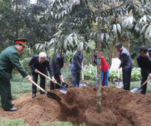 Tổng Bí thư dâng hương tưởng niệm Chủ tịch Hồ Chí Minh tại Khu di tích K9