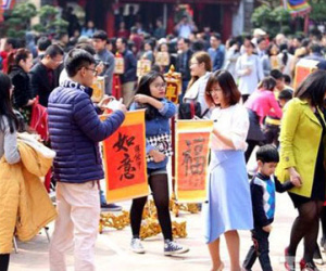 Xếp hàng dài chờ xin chữ ở Văn Miếu ngày Tết