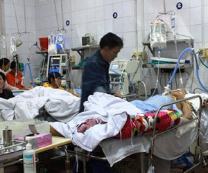 Bệnh viện quá tải Tết, bệnh nhân nằm hành lang chờ cấp cứu
