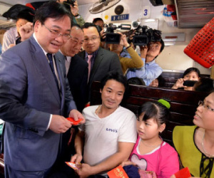 Bí thư Hà Nội Hoàng Trung Hải lì xì cho khách đi tàu xe