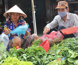 Cố giữ giá, tiểu thương chợ lẻ TP HCM chia nửa bó rau để bán