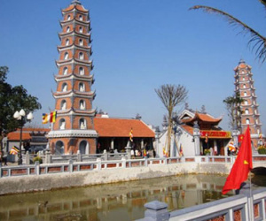 Đầu năm cầu may ở ngôi chùa cổ cứ vua đi qua là cho tiền, bạc tu sửa
