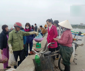Khách xếp hàng chờ mua hải sản, ngư dân kiếm tiền triệu/ngày
