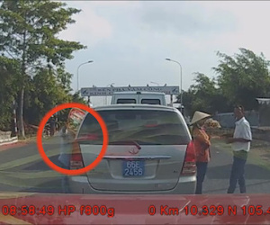 Dàn cảnh chèo kéo bán hàng, trộm túi xách ở phà Vàm Cống