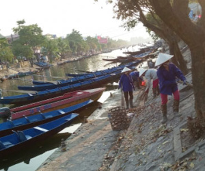 Giá vé gửi xe chùa Hương bị "đội" lên gấp nhiều lần trước giờ "G"