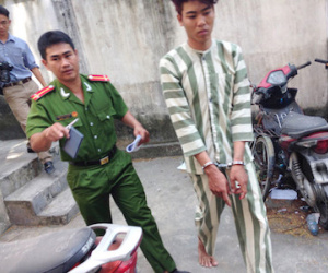 Đi cướp tiệm vàng vì bị chê nghèo