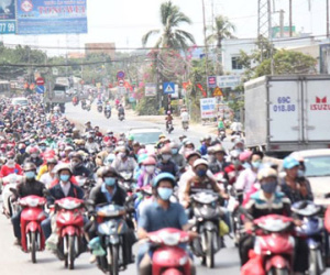 Đường miền Tây chật cứng xe máy đổ về Sài Gòn