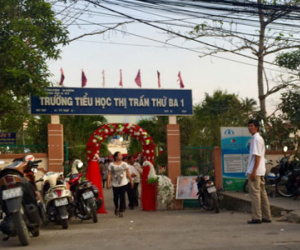 Nhiều xe biển xanh đi dự đám cưới tổ chức tại trường học