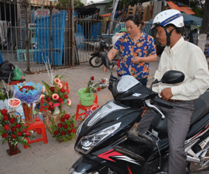 Valentine, người bán hoa “méo mặt” vì hoa ế