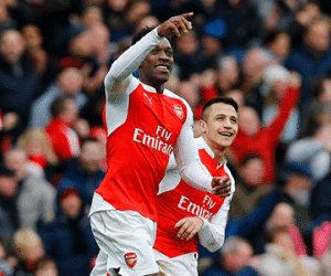Welbeck thành người hùng, Arsenal bắn hạ Leicester