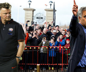 Fan M.U rầm rộ tham gia chiến dịch đòi sa thải Van Gaal