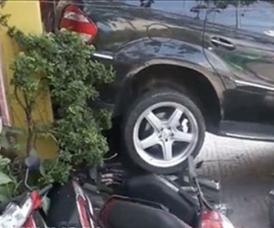 Mercedes GL "hạ gục" hàng loạt xe máy sau cú lùi "bá đạo"