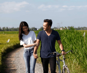 Ngọc Trinh giản dị tay trong tay dạo bước với bạn trai