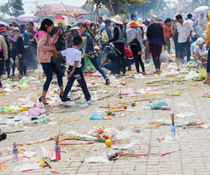 Rác ngập sân Quan âm Phật đài ở miền Tây