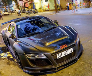 Siêu xe Audi R8 độ đồ chơi hàng hiệu trên phố Sài Gòn