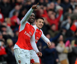 Welbeck tặng thêm cho Van Gaal một cú tạt tai