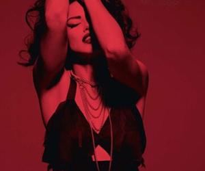 Adriana Lima "bỏng rẫy" với sắc đỏ đam mê