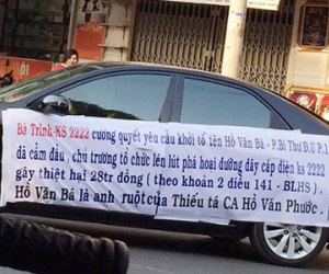 Bà chủ khách sạn căng băng rôn diễu phố bêu tên cán bộ
