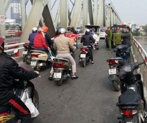 Bàng hoàng nam thanh niên nhảy cầu Chương Dương tự tử
