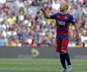 CĐV xin Messi nhường phạt đền cho Mascherano