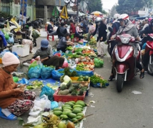 Chuyện lạ: Lên phố mua rau mang về quê bán, lãi bạc triệu/ngày