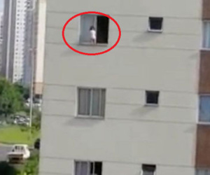 Clip: Nghẹt thở khoảnh khắc bé 1 tuổi chơi đùa ở cửa sổ tầng 3
