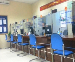 Công sở hiu hắt, đền chùa chật cứng