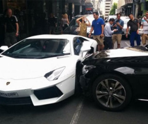 Mercedes C-Class đâm ngang Lamborghini Aventador