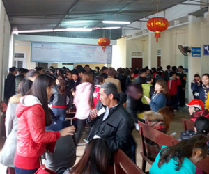 Vì sao lao động miền Trung đổ xô đi làm hộ chiếu