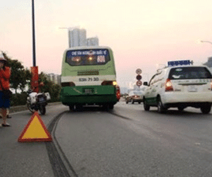 Xe buýt tông liên hoàn, hàng chục hành khách hoảng hồn