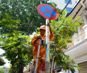 Bí thư Đinh La Thăng ra chỉ đạo, các biển cấm đậu xe được thay liền