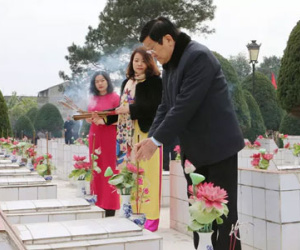 Chủ tịch nước dâng hương các liệt sĩ trong cuộc chiến tranh biên giới phía Bắc