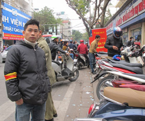 Gửi xe mua vàng Thần Tài, khách bị “chặt chém”