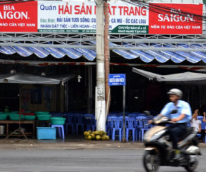 Nhà hàng hắt đồ ăn vào khách thiếu chứng nhận an toàn thực phẩm