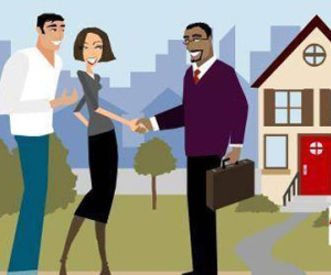 “Bà trùm” làng môi giới cưỡi xế hộp, vàng đeo đầy người