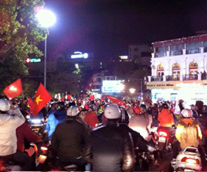 CĐV Việt Nam xuống đường ăn mừng chiến tích World Cup