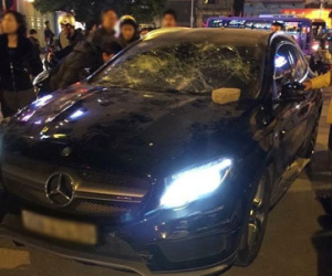 Cô gái trẻ chặn rồi đập nát đầu xe Mercedes để đánh ghen giữa phố Hà Nội