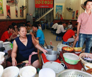 Nghe chửi mà vẫn ăn, hỏi sao không bị "chặt chém"!