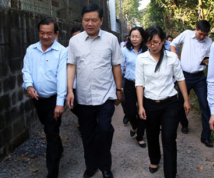 Ông Đinh La Thăng: "Làm đường, sửa nhà ngay cho mẹ Việt Nam anh hùng"
