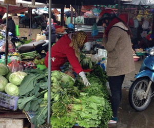 Rau xanh cháy hàng, bánh kẹo và đồ khô ế ẩm sau Tết