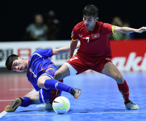 Từ cầu thủ đá phủi, nhân viên tiếp thị đến tấm vé World Cup