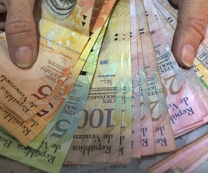 Venezuela tuyên bố phá giá đồng nội tệ, tăng giá xăng sau 20 năm